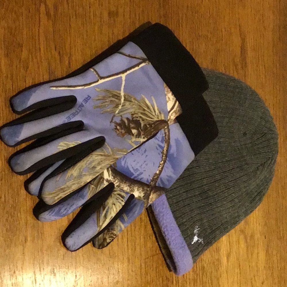 SOLD Realtree hat and gloves set SOLD